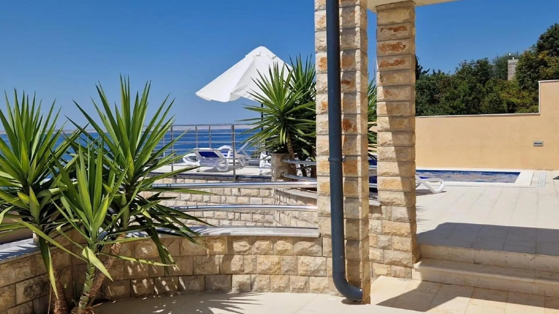 Apartment With Swimming Pool And Sea View Starigrad Paklenica
